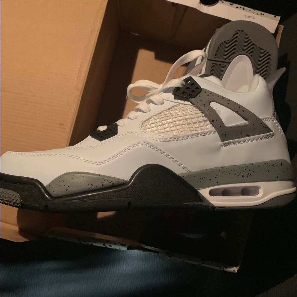 Air Jordan 4 Retro, perfect condition